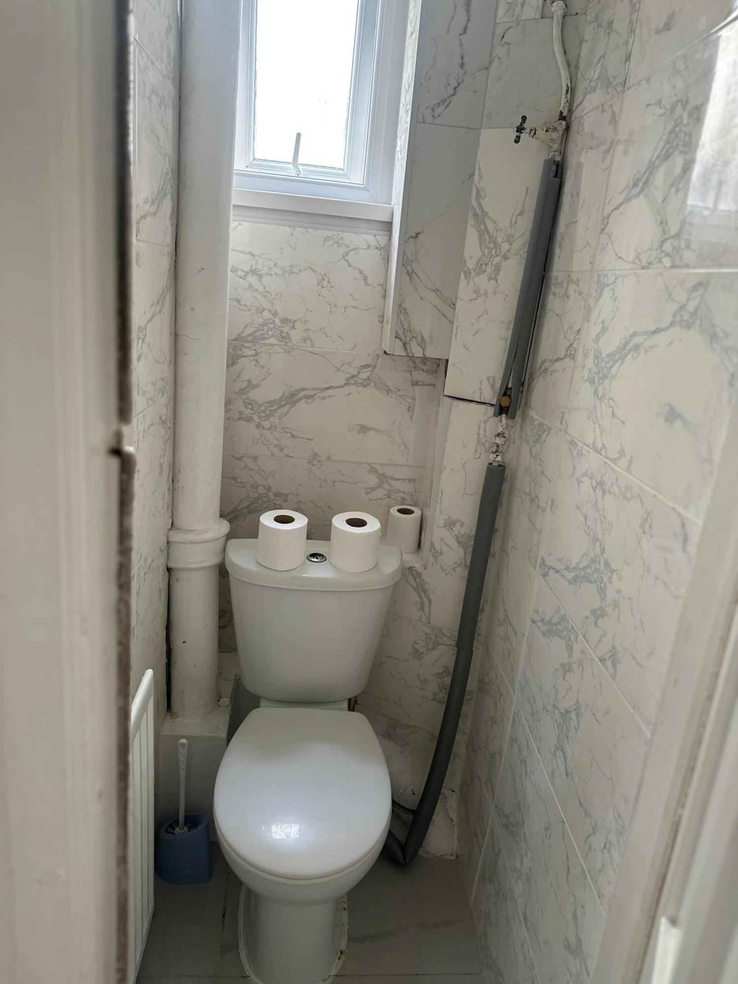 Ground Floor Mile 2 Bedroom Flat * Londres