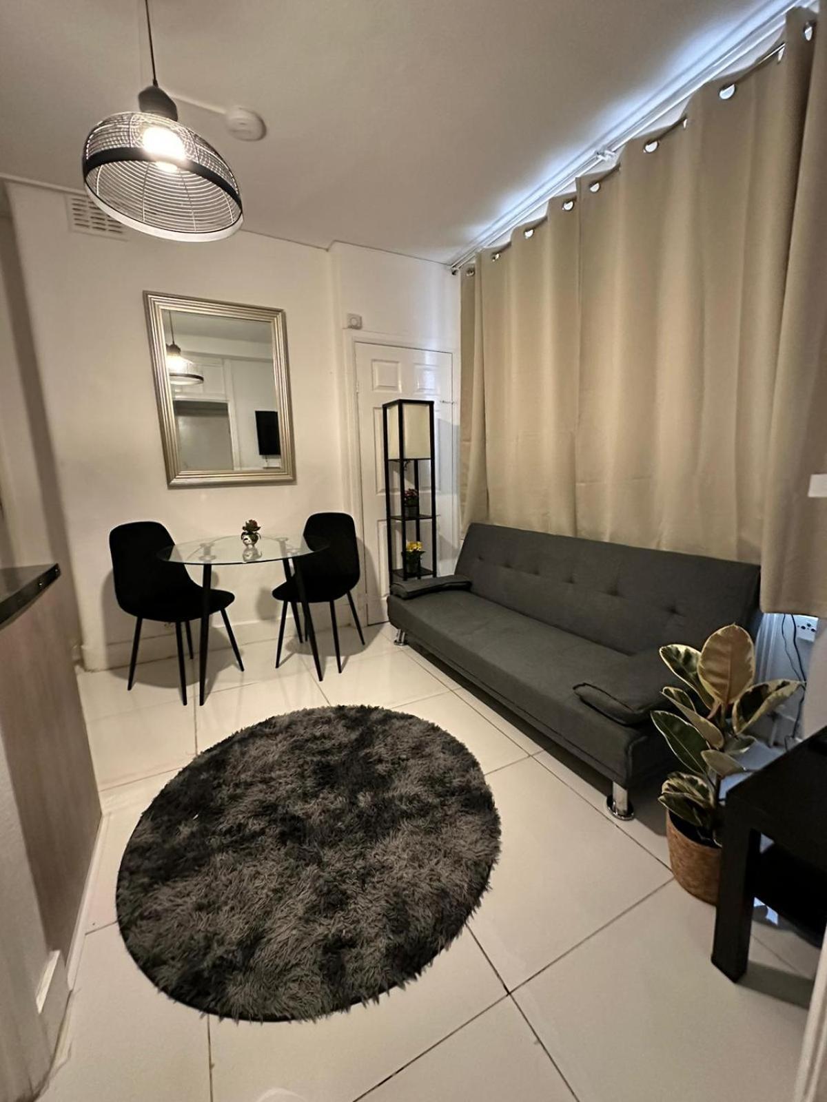 Ground Floor Mile 2 Bedroom Flat Apartamento *